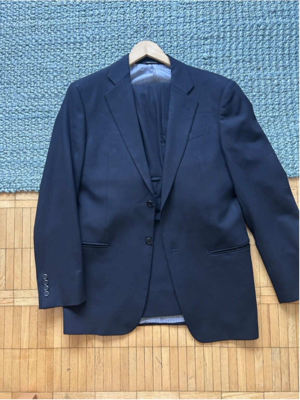 ARMANI COLLEZIONI SU MISURA men's 2 piece suit. Size 40R. Black pinstripe Italy